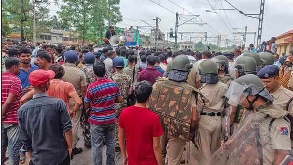 South 24 Parganas: খালি পেটে খোলা আকাশের নীচেই কাটল রাত, প্রশাসনের ভূমিকায় ক্ষুব্ধ বামনগাছি