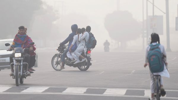 Weather Alert: বাংলায় শীতের কাঁটা ঘূর্ণাবর্ত! মঙ্গলবার থেকে আবহাওয়ায় বড় পরিবর্তন