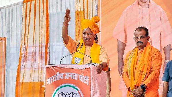 Yogi Adityanath: উত্তর প্রদেশে বাসের ভাড়া কমতে চলেছে! এসি ও সাধারণ বাসের যাত্রীদের জন্য ভাবনা যোগী সরকারের