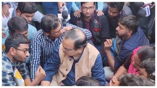 Kunal Ghosh: চাকরিপ্রার্থীদের ধরনা মঞ্চে শাসকের প্রতিনিধিকে ঘিরে বিক্ষোভ, ব্রাত্যকে ফোন করলেন কুণাল