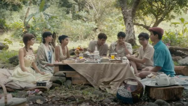 The Archies Review: প্রথম সিনেমাতেই নজর কেড়েছেন শাহরুখ কন্যা, বাকি স্টার কিডসদের নিয়ে কী বলছে রিভিউ