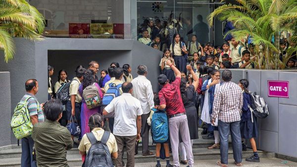 Bomb Threat: হঠাৎ করে শহরের ৪৪ টি স্কুলে একসঙ্গে বোমাতঙ্ক, আতঙ্কে অভিভাবকরা