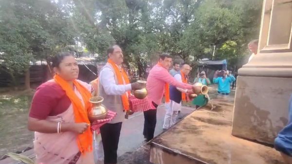 মাথায় কলসিভর্তি গঙ্গা জল নিয়ে বিধানসভায় বিজেপি বিধায়কেরা, ধোওয়ানো হল আম্বেদকরের মূর্তির পাদদেশ