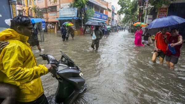 Cyclone Michaung: তীব্র গতিতে আছড়ে পড়ল ঘূর্ণিঝড় মিগজাউম, উথাল পাথাল সমুদ্র, ঝড়ের তাণ্ডব অন্ধ্রে