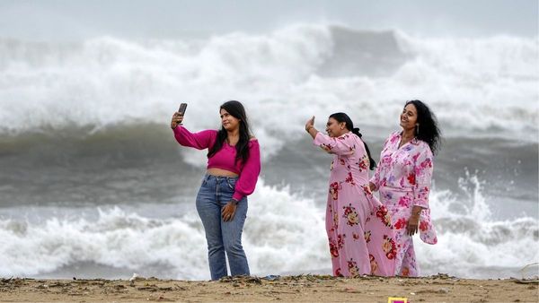 Cyclone Michaung: মিগজাউমের দাপটে তিন হাজারের টিকিটের দাম হল ৬ হাজার! মাথায় হাত যাত্রীদের