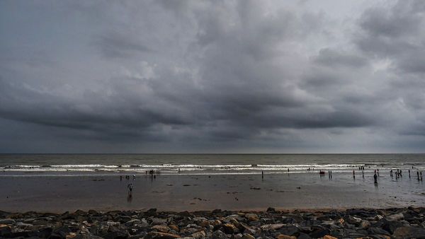 Cyclone Michaung: আকাশ কালো হয়ে আছে, হাওয়াও বইছে গতিতে, ঘূর্ণিঝড় মিগজাউমের প্রভাব কতটা দিঘা, মন্দারমণিতে?