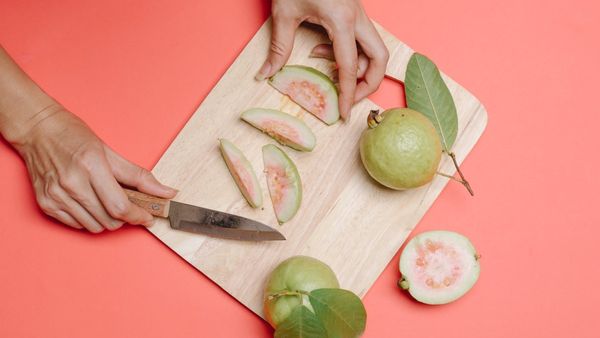 Benefits of Guava: পুষ্টিগুনে ভরপুর পেয়ারা আপনিও রোজ রাখচ্ছেন তো ডায়েট চার্টে?