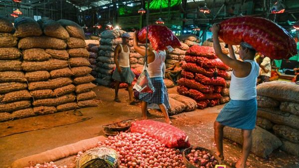 Onion Export: পেঁয়াজের দাম কমাতে 'সার্জিকাল স্ট্রাইক' মোদীর, গম নিয়েও বড় সিদ্ধান্ত