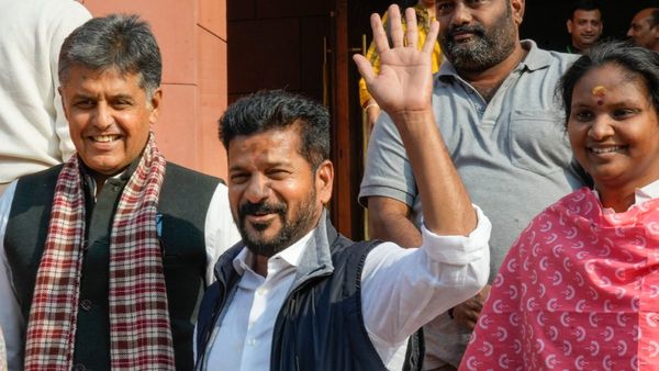 Telangana CM Oath Ceremony: ৫৪ বছরেই মুখ্যমন্ত্রী, জানেন রেবন্তের সম্পত্তির পরিমাণ কত?