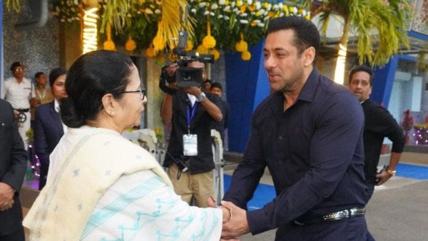 KIFF: রাখি, ভাইফোঁটায় এবার আসতে হবে সলমনকে, কেআইএফএফ- এর মঞ্চে মমতাকে কথা দিলেন টাইগার