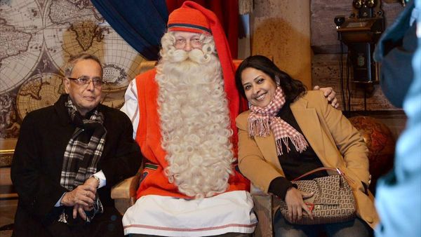 ভিন্নমতের কণ্ঠস্বর নেই, কংগ্রেসের পতনে দায়ী নেহরু-গান্ধী পরিবার! প্রণবকে নিয়ে বইয়ে বিস্ফোরক মেয়ে শর্মিষ্ঠা