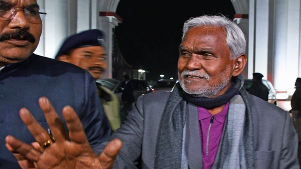 দোলাচল কাটিয়ে ঝাড়খণ্ডের মুখ্যমন্ত্রী পদে শপথ নিলেন চম্পাই সোরেন