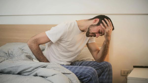 মাইগ্রেনের ব্যথাকে সাধারণ মাথা ব্যথা ভেবে ভুল করছেন না তো! জানুন মুক্তির উপায়