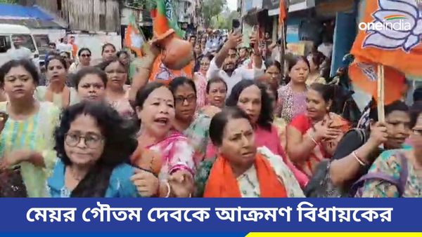 জলের কলসি নিয়ে শিলিগুড়ি পুরসভার গেটে বিজেপির বিক্ষোভ