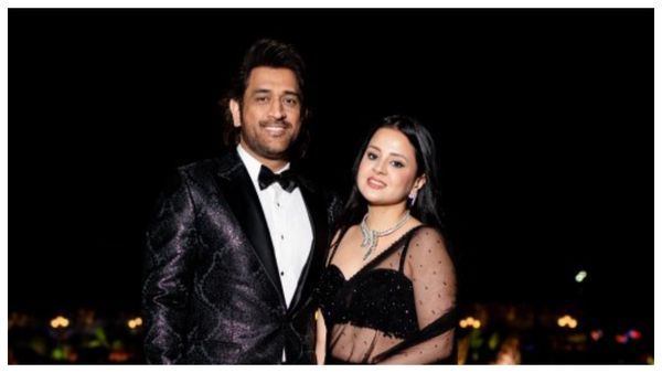 MS Dhoni: বিশ্বকাপ জয়ের আনন্দে মাতোয়ারা রোহিতরা, সাক্ষীর সঙ্গে সেলিব্রেশনে মজে ধোনিও!