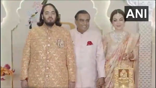 নাচে গানে জমজমাট বরযাত্রা, ধীরুভাই আম্বানির আশীর্বাদ নিয়ে বিয়ে অনন্তর