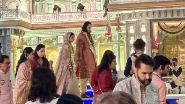 Anant Ambani-Radhika Merchant wedding: অবশেষে চার হাত এক হল অনন্ত-রাধিকার! প্রকাশ্যে FIRST LOOK