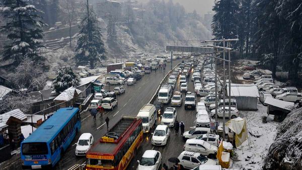 Manali Traffic Jam: তুষারাবৃত মানালিতে রাস্তাতেই আটকে পড়ল হাজারেরও বেশি যানবাহন! রাস্তাতেই কাটল রাত