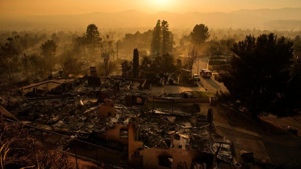 Los Angeles Wildfire: ভয়ঙ্কর আগুন গ্রাস করছে বিস্তীর্ণ এলাকা, এবার মৃতের সংখ্যা বেড়ে হল ১৬