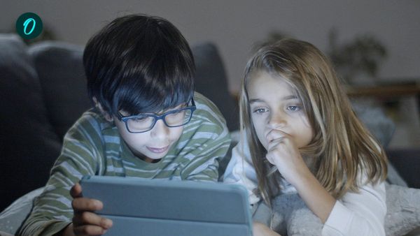 ১৮ বছরের কম বয়স? তাহলে সোশ্যাল মিডিয়ায় অ্যাকাউন্ট খুলতে গেলে এবার নিতে হবে মা-বাবার সম্মতি