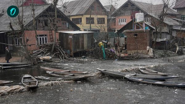 কাশ্মীরের তুষারপাতে মত্ত পর্যটকেরা, তবে কষ্টের জীবন কাটাচ্ছেন স্থানীয়রা, প্রত্যেকটা দিন যেন এক নতুন সংগ্রাম!