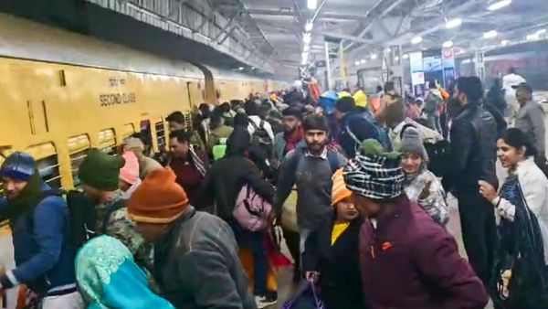 মহাকুম্ভের জন্য বিশেষ ট্রেনকে আক্রমণ জনতার, ভাঙল জানালার কাচ