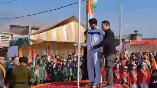 ৭৬তম প্রজাতন্ত্র দিবসে পুলওয়ামার ত্রালে উড়ল তেরঙ্গা, প্রথমবার জাতীয় পতাকা উত্তোলন দেখল বাসিন্দারা