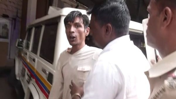 Saif Ali Khan: অবশেষে মুম্বই পুলিশের জালে সইফের ওপর হামলাকারী মূল সন্দেহভাজন