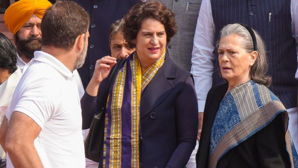 সোনিয়া গান্ধীর বিতর্কিত মন্তব্য রাষ্ট্রপতিকে, রে রে করে উঠল বিজেপি, পরিস্থিতি সামাল দিতে ময়দানে প্রিয়াঙ্কা