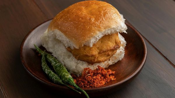 বিশ্বের সেরা ৫০ স্যান্ডউইচের তালিকায় ভারতের আইকনিক বড়া পাউ, কত নম্বরে নাম রয়েছে জানেন?