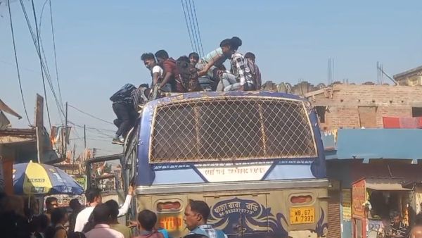নেই বাস, ছাদের উপর উঠে পরীক্ষা কেন্দ্রে মাধ্যমিক পরীক্ষার্থীরা
