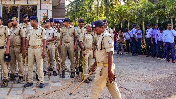 হোলি ফেস্ট প্রত্যাখ্যান কলেজের, তার জেরে ৪ ছাত্র পণবন্দি করল কলেজের ১৫০ কর্মীকে!