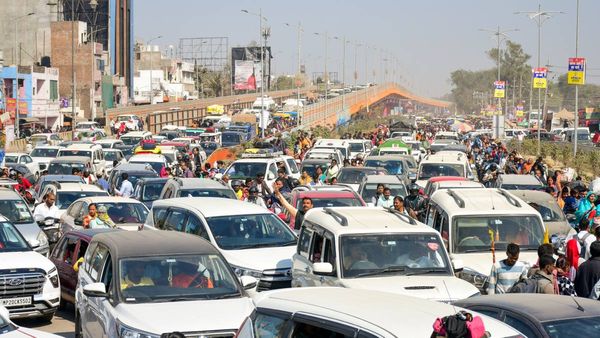 মহাকুম্ভ মেলায় যাচ্ছেন? রাস্তার হাল জানেন তো? ৩০০ কিলোমিটার দীর্ঘ যানজট রয়েছে