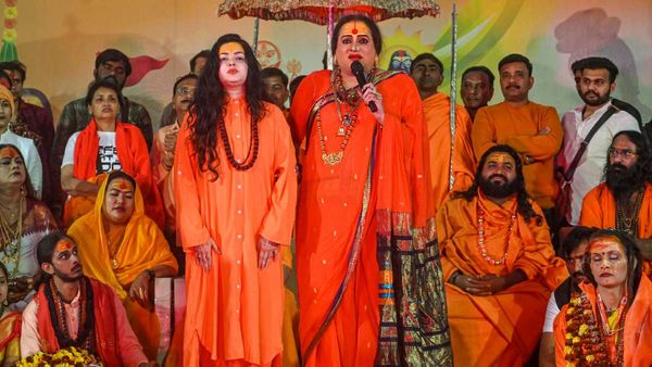 মহাকুম্ভের এই সময়েই মহামণ্ডলেশ্বর হয়েছিলেন মমতা কুলকার্নি, আর এই সময়ের মধ্যেই ছেড়ে দিলেন নিজের পদ!