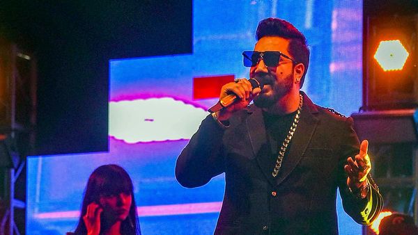 রণবীর আল্লাহবাদিয়ার কুমন্তব্যের জের, এবার গায়ক মিকা সিং কড়া ভাষায় করলেন শাসন!