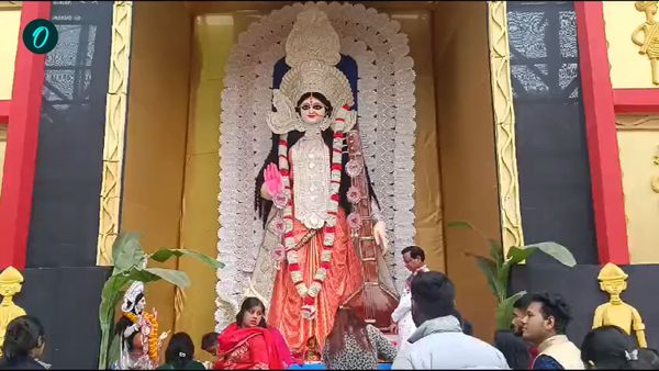 ১৮ ফুট উচ্চতার সরস্বতী! পুজো ঘিরে রীতিমতো জমজমাট শিলিগুড়ি কলেজ মাঠ