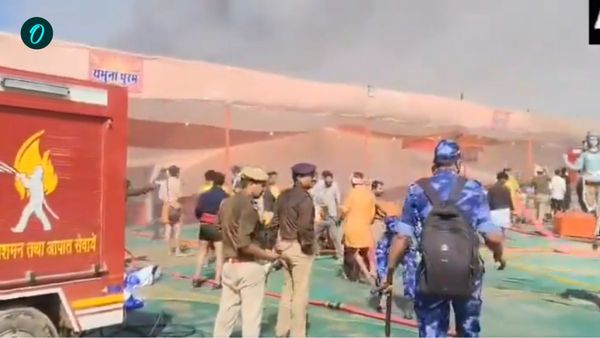 মহাকুম্ভে ফের বিপদ! শঙ্করাচার্য মার্গের ১৮ নম্বর সেক্টরে ভয়াবহ অগ্নিকাণ্ড, ঝলসে গিয়েছে সম্পূর্ণ ক্যাম্প