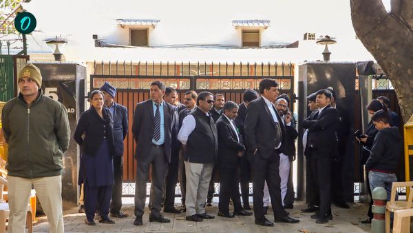 ফলাফলের আগের দিন, লেফটেন্যান্ট গভর্নরের নির্দেশে এসিবি-র টিম পৌঁছালো কেজরিওয়ালের বাসভবনে, কিন্তু কেন?