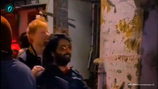 জিয়াগঞ্জের রাস্তায় স্কুটার চেপে ঘুরছেন অরিজিৎ-শিরান! 'দুই বন্ধু'র কাণ্ডে হইচই নেটপাড়ায়