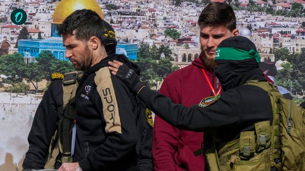 ৪৯৮ দিন বন্দি থাকার পর তিন ইজরায়েলি পণবন্দিকে মুক্ত করল হামাস, দেশে ফিরলেন তিনজন‌ই