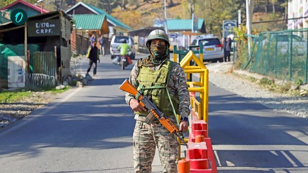 জম্মু অঞ্চলের রাজৌরি জেলায় ফের সন্ত্রাসী হামলা, সেনাবাহিনীর গাড়ির ওপর চলল গুলি!