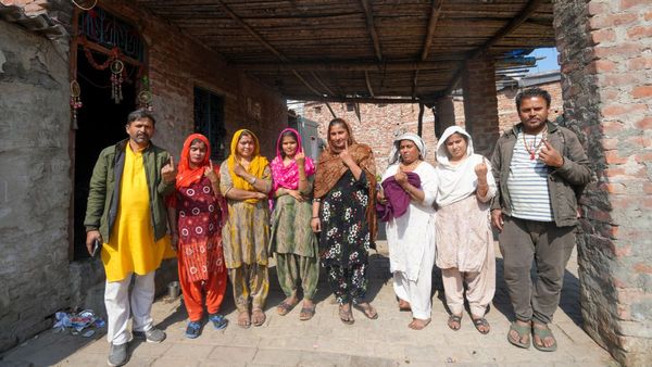 পাকিস্তান থেকে এসেছেন এই ১৮৬ জন হিন্দু, পেয়েছেন নাগরিকত্ব, আর এবার গণতন্ত্রের অধিকার প্রয়োগ করলেন তারাই!