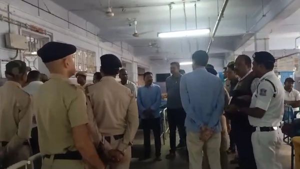 Chuchura: বিয়ের চারদিন আগে পুলিশকর্মীর আত্মহত্যার চেষ্টা! চুঁচুড়া হাসপাতালে নিজের বন্দুক থেকেই গুলি