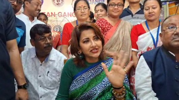 'কালার থেরাপি করি', প্রয়াগে গেরুয়া আর ত্রিবেণীতে সবুজ শাড়ি পরার রহস্য জানালেন রচনা