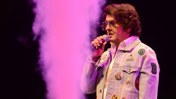 মঞ্চে চলছিল প্রেমের গান, কিন্তু শিল্পীকে ছুঁয়ে দেখতে গিয়েই কাটল তাল, ঘটনায় ক্ষুব্ধ সোনু নিগম!