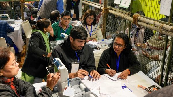 কাজে এল না ওয়েইসি ফ্যাক্টর, মুসলিম অধ্যুষিত আসনে ভোট পেল আপ, কিন্তু বাকি আসনে বিজেপিই শেষ কথা!