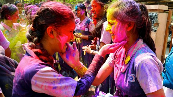 Holi 2025: আপনি আপনার মনের ইচ্ছা পূরণ করতে চান? তাহলে দোলে করুন এই প্রতিকারগুলি  