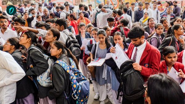 স্কুল পড়ুয়াদের স্মার্টফোন ব্যবহারে সম্পূর্ণ নিষেধাজ্ঞা আসলে ‘অবাঞ্ছিত’: দিল্লি হাইকোর্ট