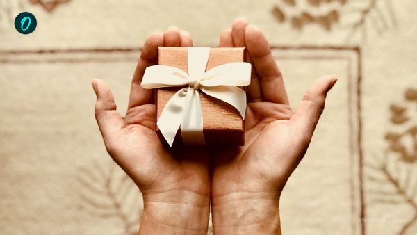 বন্ধুত্বের বন্ধনকে আরও অটুট করতে নারী দিবসে কর্মরতা বান্ধবীকে দিন এই গিফটগুলি