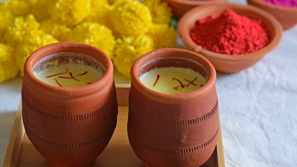 Holi 2025: দোলে বাড়িতে সহজ উপায়ে বানান মন মাতানো দেশি ঠাণ্ডাই